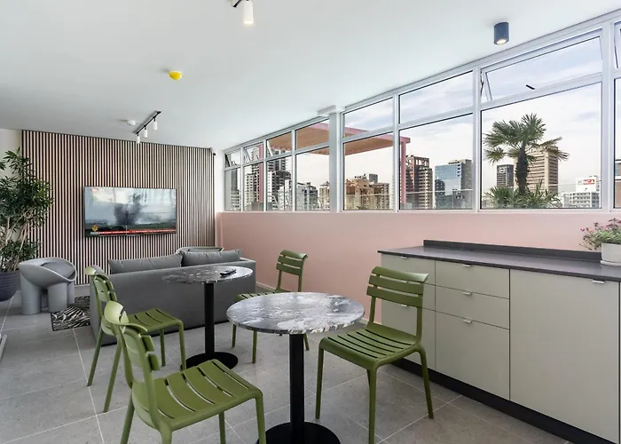 The Rose 704: Top Floor Modern Studio Apartment