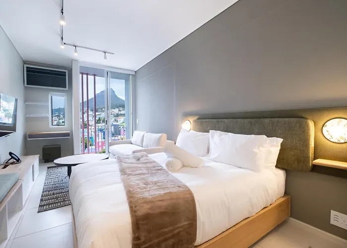 The Rose 704: Top Floor Modern Studio Apartment