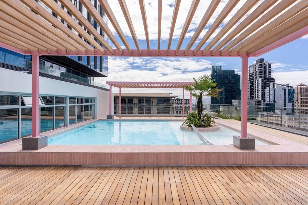 The Rose 704: Floor Modern *