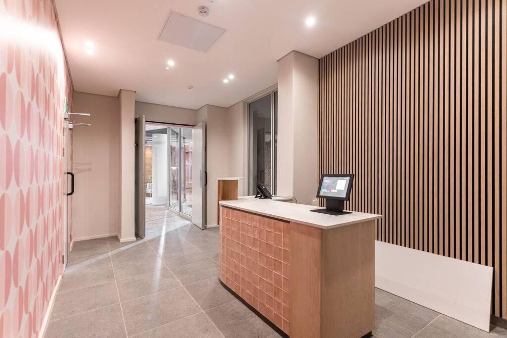The Rose 704: Floor Modern