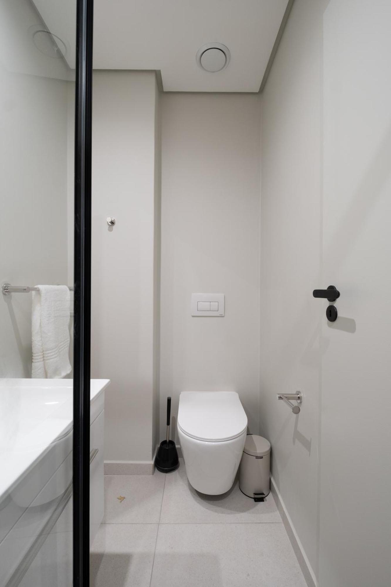 The Rose 704: Floor Modern
